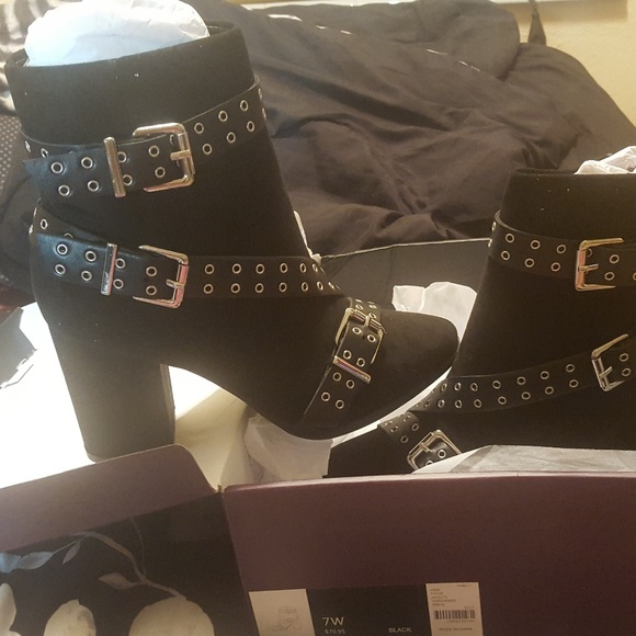 Heeled ankle boot with grommet straps 7w - Picture 2 of 2